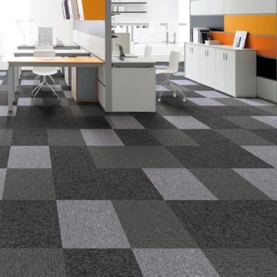 2024 Materiales PP Tejas de alfombra Accesorios para suelos con soporte de betún Alturas medianas de pila