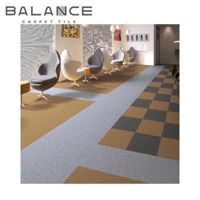 2024 Materiales PP Tejas de alfombra Accesorios para suelos con soporte de betún Alturas medianas de pila
