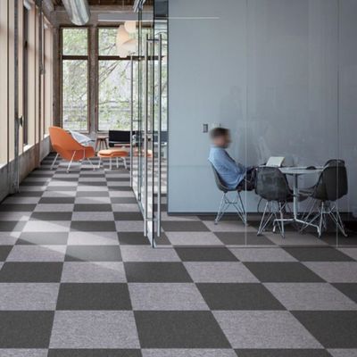 Abstract Patrón Pp Fibra de suelo Pvc Tiles de alfombra comercial 50X50 para sala de reuniones