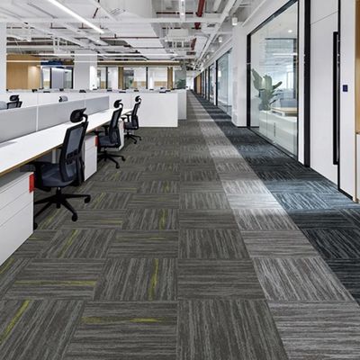 Tejas de alfombra de piso de polipropileno para oficinas o hogares modernos en espacios comerciales