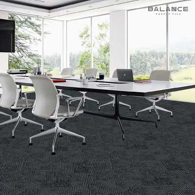 Tejas rectangulares modulares para alfombras de oficina 60 x 60 con soporte de PVC y patrón geométrico