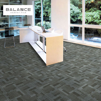 Actualice su suelo con azulejos de alfombra de 50X50 PP con un peso de pila de 528 g / m2