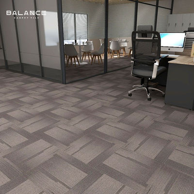 Peso de la pila 520g/m2 Material de estilo moderno PP Tejas de alfombra lavables para proyectos de oficina