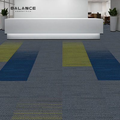 550 g/m2 Peso de pila Tejas de alfombra extraíbles de lujo para oficinas Alfombra modular 50x50