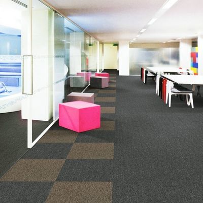 Tejas para alfombras de color sólido de PVC y PP extraíbles para oficinas y dormitorios con apoyo acolchado