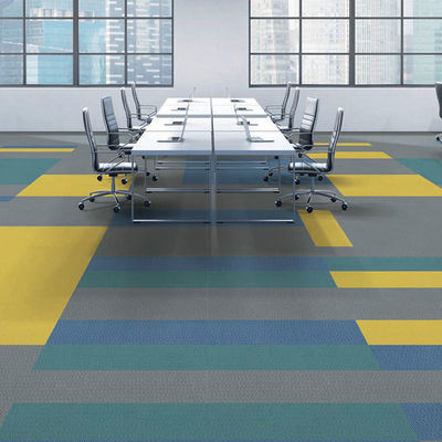 Alfombras de oficina comerciales Matriz de azulejos de alfombra amarilla 50 * 50 para el rendimiento de adultos