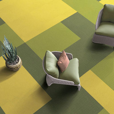 Alfombras de oficina comerciales Matriz de azulejos de alfombra amarilla 50 * 50 para el rendimiento de adultos