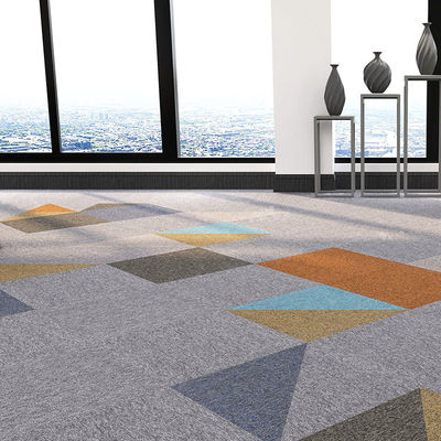 Tejas de alfombra de pared comerciales de 50x50 con color personalizado y respaldo de PVC antideslizante