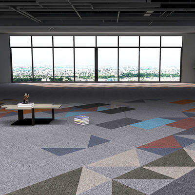 Tejas de alfombra de pared comerciales de 50x50 con color personalizado y respaldo de PVC antideslizante
