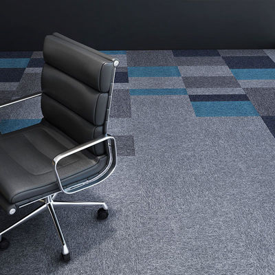 Tejas de alfombra de pared comerciales de 50x50 con color personalizado y respaldo de PVC antideslizante