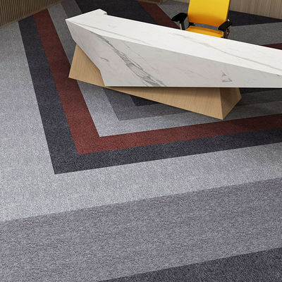 Tejas de alfombra de pared comerciales de 50x50 con color personalizado y respaldo de PVC antideslizante