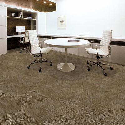 Piso para oficinas comerciales 50*50 cm Alfombras con fondo de PVC y peso de pila de 528 g/m2