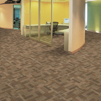Piso para oficinas comerciales 50*50 cm Alfombras con fondo de PVC y peso de pila de 528 g/m2