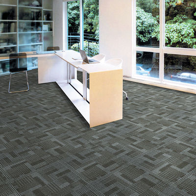 Piso para oficinas comerciales 50*50 cm Alfombras con fondo de PVC y peso de pila de 528 g/m2