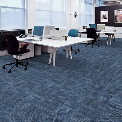 Piso para oficinas comerciales 50*50 cm Alfombras con fondo de PVC y peso de pila de 528 g/m2