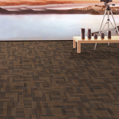 Piso para oficinas comerciales 50*50 cm Alfombras con fondo de PVC y peso de pila de 528 g/m2