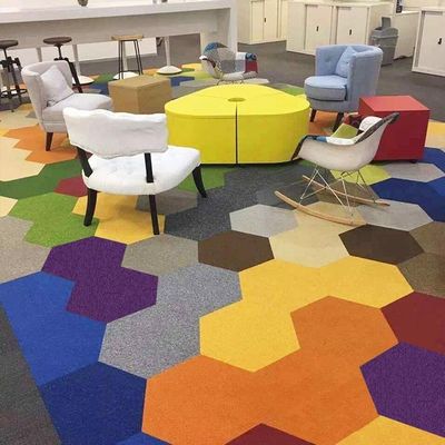 Tejas de alfombra hexagonales de PVC de material de nylon personalizado para el suelo del jardín de infantes