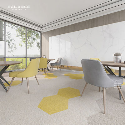 Diseño decorativo colorido Tejas de alfombra hexagonales lavables hechas de nylon ignífugo