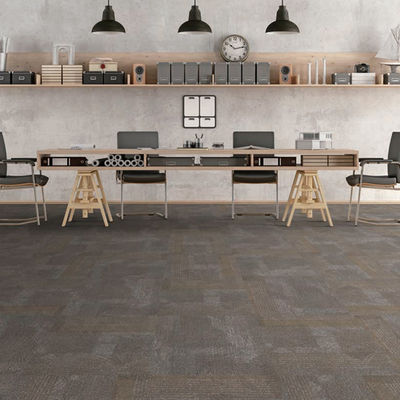 Piso de oficinas comerciales y de hoteles Lavable Moderno Tejas de alfombra de nylon PE con respaldo