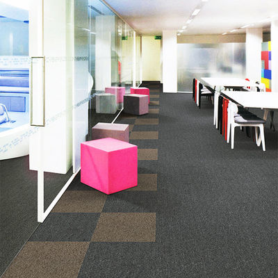 Tejas de alfombra antideslizante a prueba de fuego 50*50 de estilo moderno para pisos de oficinas comerciales