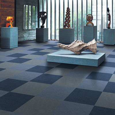 Tejas de alfombra antideslizante a prueba de fuego 50*50 de estilo moderno para pisos de oficinas comerciales