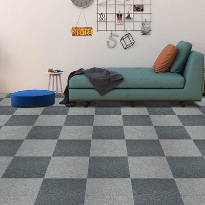 Tejas de alfombra antideslizante a prueba de fuego 50*50 de estilo moderno para pisos de oficinas comerciales