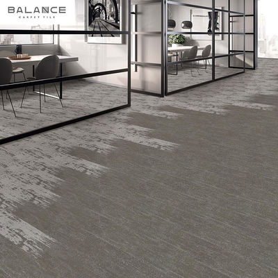 Tejas de alfombras de nylon con apoyo de PVC de tamaño rectángulo y rectángulo para pisos de oficinas y gimnasios
