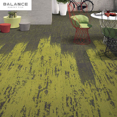 Tejas de alfombras de nylon con apoyo de PVC de tamaño rectángulo y rectángulo para pisos de oficinas y gimnasios