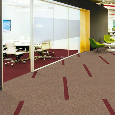 Tejas de alfombra de PVC de superficie de PP decorativa para pisos de oficinas comerciales
