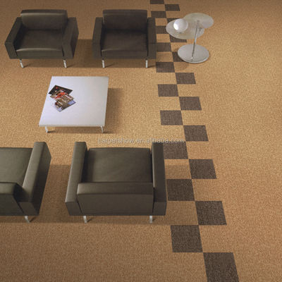 Tejas de alfombra de PVC de superficie de PP decorativa para pisos de oficinas comerciales