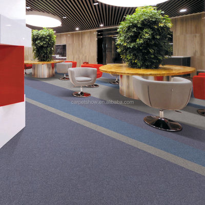 Tejas de alfombra de PVC de superficie de PP decorativa para pisos de oficinas comerciales