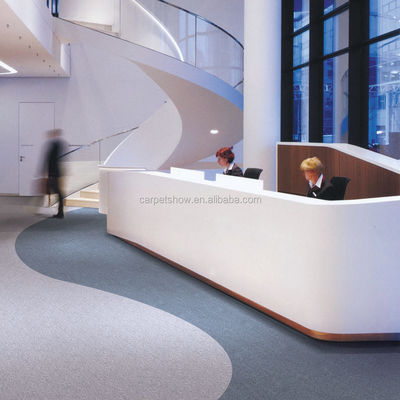 Tejas de alfombra de PVC de superficie de PP decorativa para pisos de oficinas comerciales