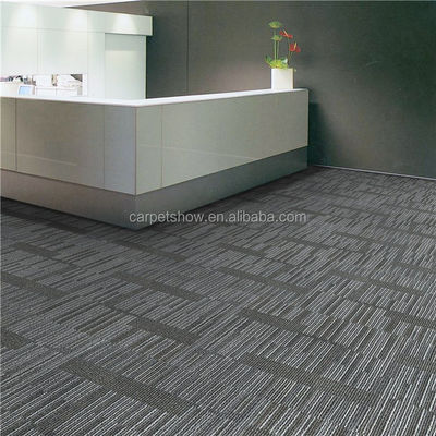 Tejas de alfombra de polipropileno resistente a la corrosión de 50x50 cm con respaldo de PVC