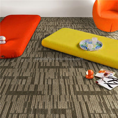 Tejas de alfombra de polipropileno resistente a la corrosión de 50x50 cm con respaldo de PVC
