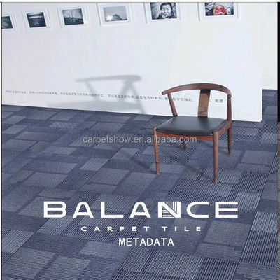 Exhibición de equilibrio Tejas para alfombras comerciales con instalación monolítica o cuartos girados