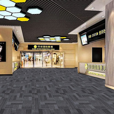 Construcción de varios niveles de estilo moderno Tejilla de alfombra gris para espacio de actuación teatral