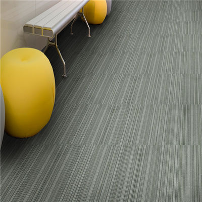 50x50cm PP Loop Pile Alfombra de tejas para oficinas Hoteles hogares pisos de dormitorios en patrón de rayas