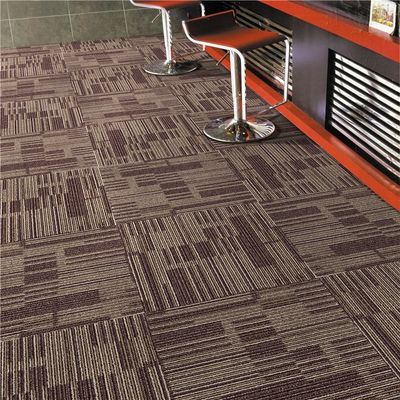 Decoración de pisos de edificios comerciales Alfombra 520g/m2 Polipropileno cuadrado Alfombra de azulejos