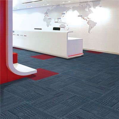 Decoración de pisos de edificios comerciales Alfombra 520g/m2 Polipropileno cuadrado Alfombra de azulejos
