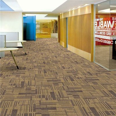 Decoración de pisos de edificios comerciales Alfombra 520g/m2 Polipropileno cuadrado Alfombra de azulejos