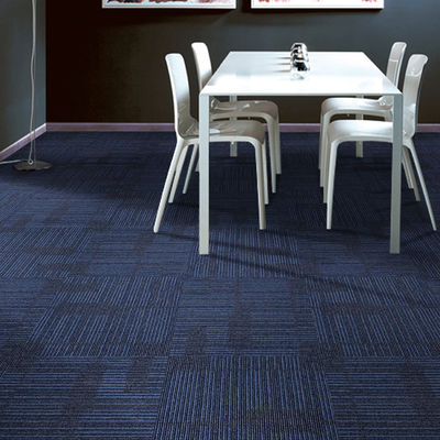 Commercialmente cortado pila de azulejos de alfombra de nylon patrón cuadrado a rayas para oficinas y habitaciones de hotel