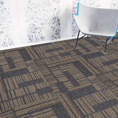 Commercialmente cortado pila de azulejos de alfombra de nylon patrón cuadrado a rayas para oficinas y habitaciones de hotel