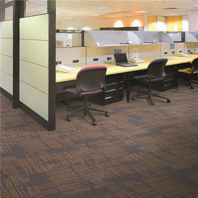 Commercialmente cortado pila de azulejos de alfombra de nylon patrón cuadrado a rayas para oficinas y habitaciones de hotel
