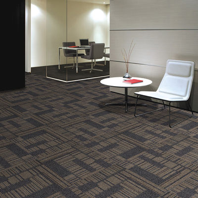 Commercialmente cortado pila de azulejos de alfombra de nylon patrón cuadrado a rayas para oficinas y habitaciones de hotel