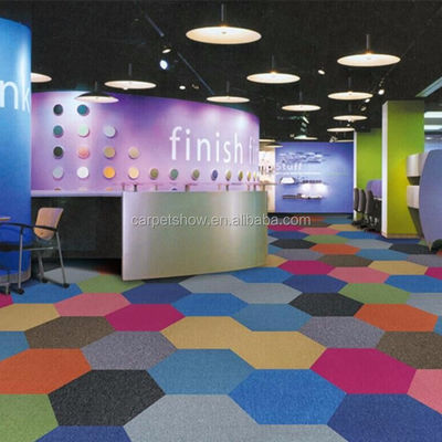 Tejas de alfombra de nylon hexagonal de 50x50 en 40 colores perfectas para oficinas y hoteles