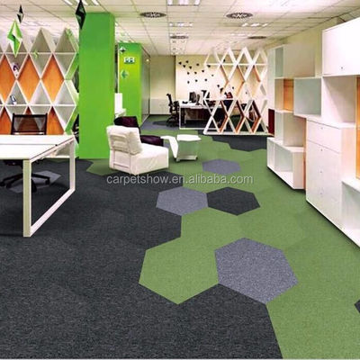 Tejas de alfombra de nylon hexagonal de 50x50 en 40 colores perfectas para oficinas y hoteles