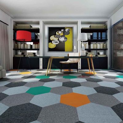 Tejas de alfombra de color hexagonal de bricolaje de máquina para mejorar el piso de la oficina