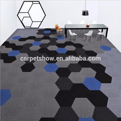 Tejas de alfombra de color hexagonal de bricolaje de máquina para mejorar el piso de la oficina