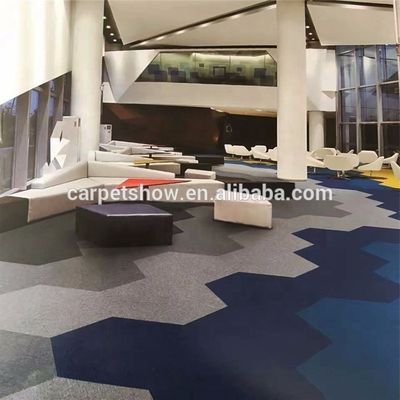 Tejas de alfombra de color hexagonal de bricolaje de máquina para mejorar el piso de la oficina