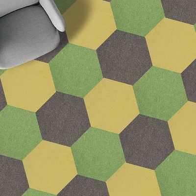Tejas de alfombra de color hexagonal de bricolaje de máquina para mejorar el piso de la oficina